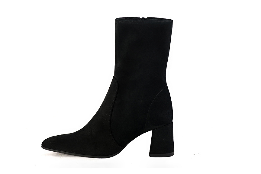 Matt black women's ankle boots with a zip on the inside. Tapered toe. Medium flare heels. Profile view - Florence KOOIJMAN